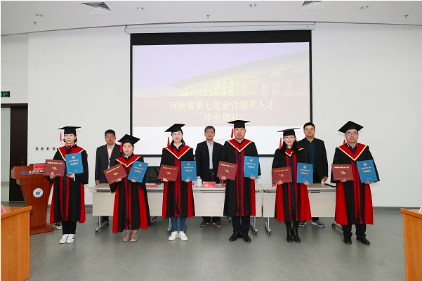 北京国家会计学院-管理会计师CNMA招生网站-参会领导为学员颁发毕业证书